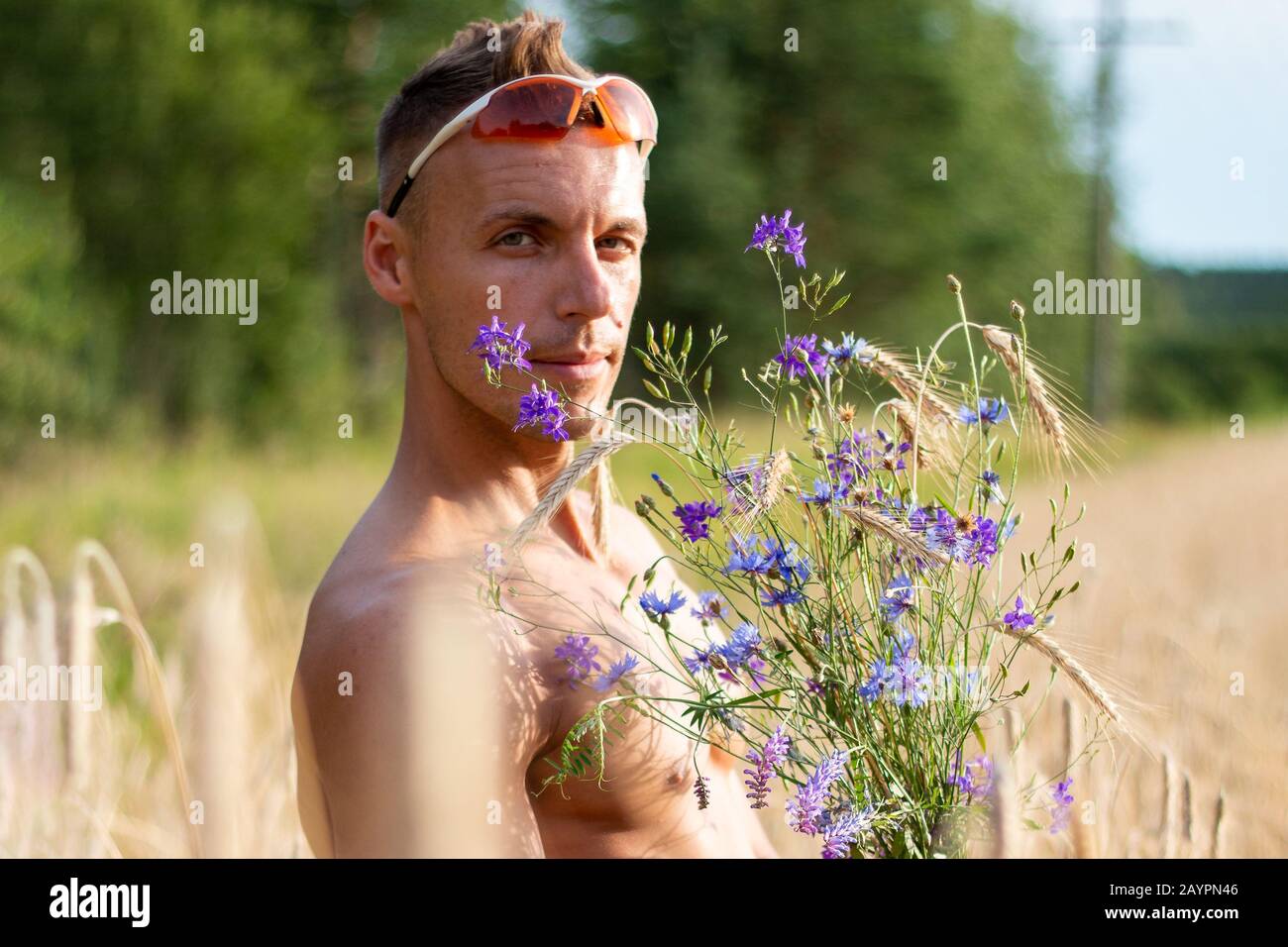 Schöner Sportmann auf dem Feld, in der Natur Stockfoto