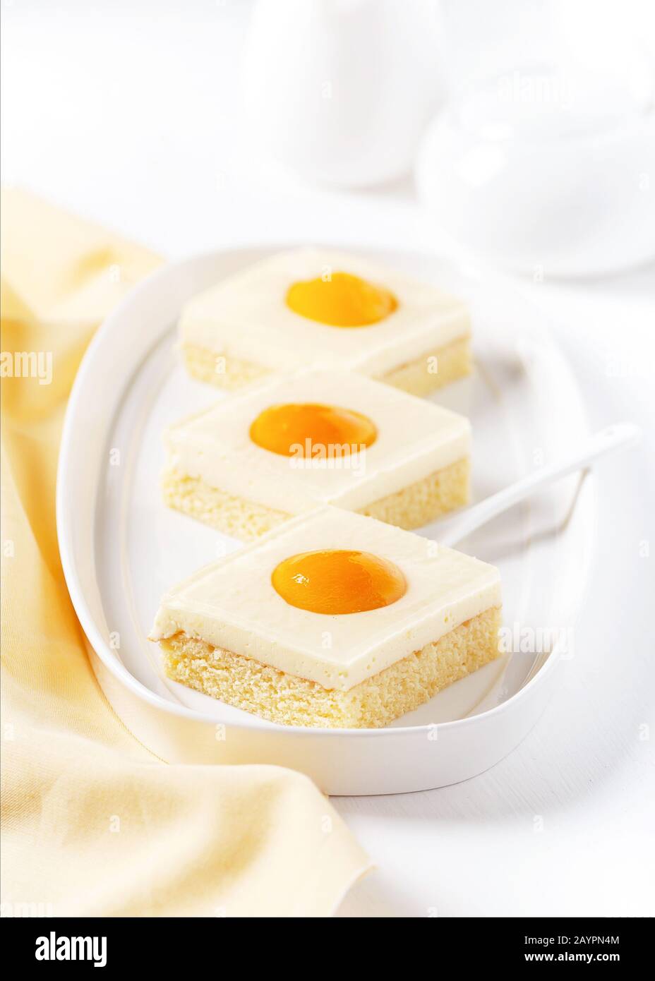 Leckerer Kuchen mit Creme und Aprikose. "Spiegeleier"-Aprikosenkuchen. Osterdessert. Selektiver Fokus. Stockfoto