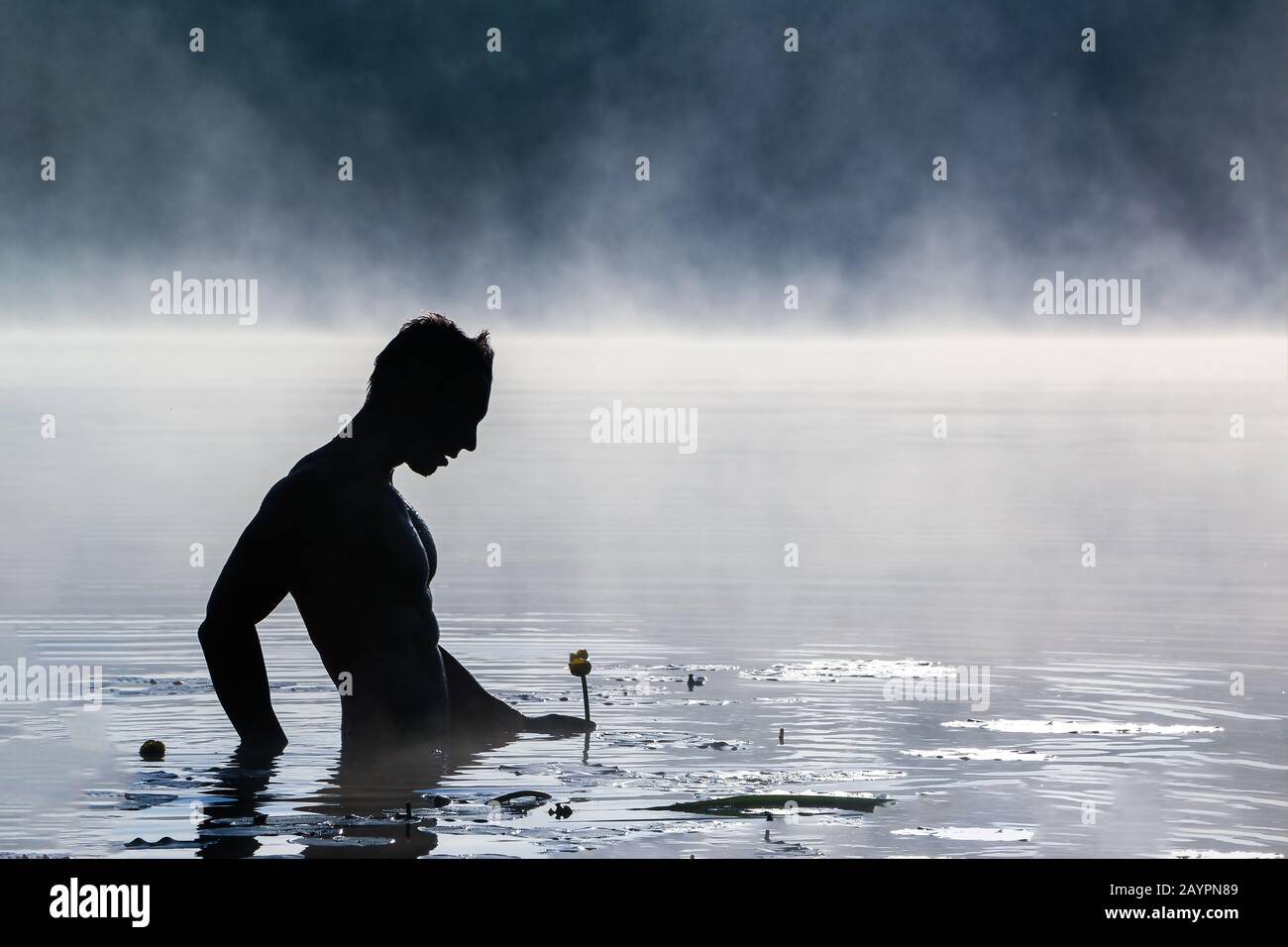 Der Mann auf dem See, im Morgengrauen im Nebel. Stockfoto