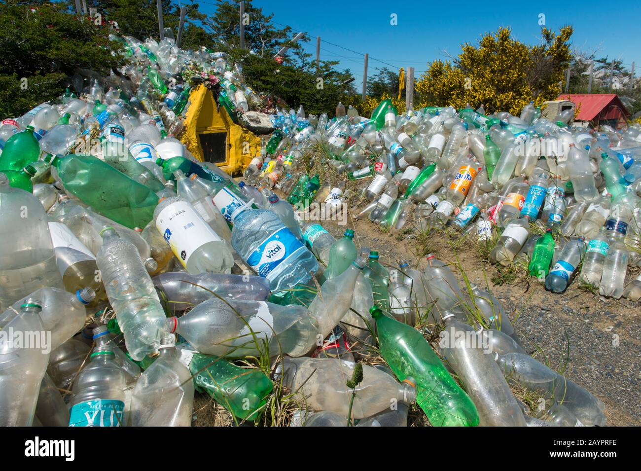 Straßenheiligtum mit Plastikflaschen in Erinnerung an eine Frau, die an Dehydrierung auf einer Straße in den Pampas nahe Puerto Natales, Südchile, starb, aber h Stockfoto