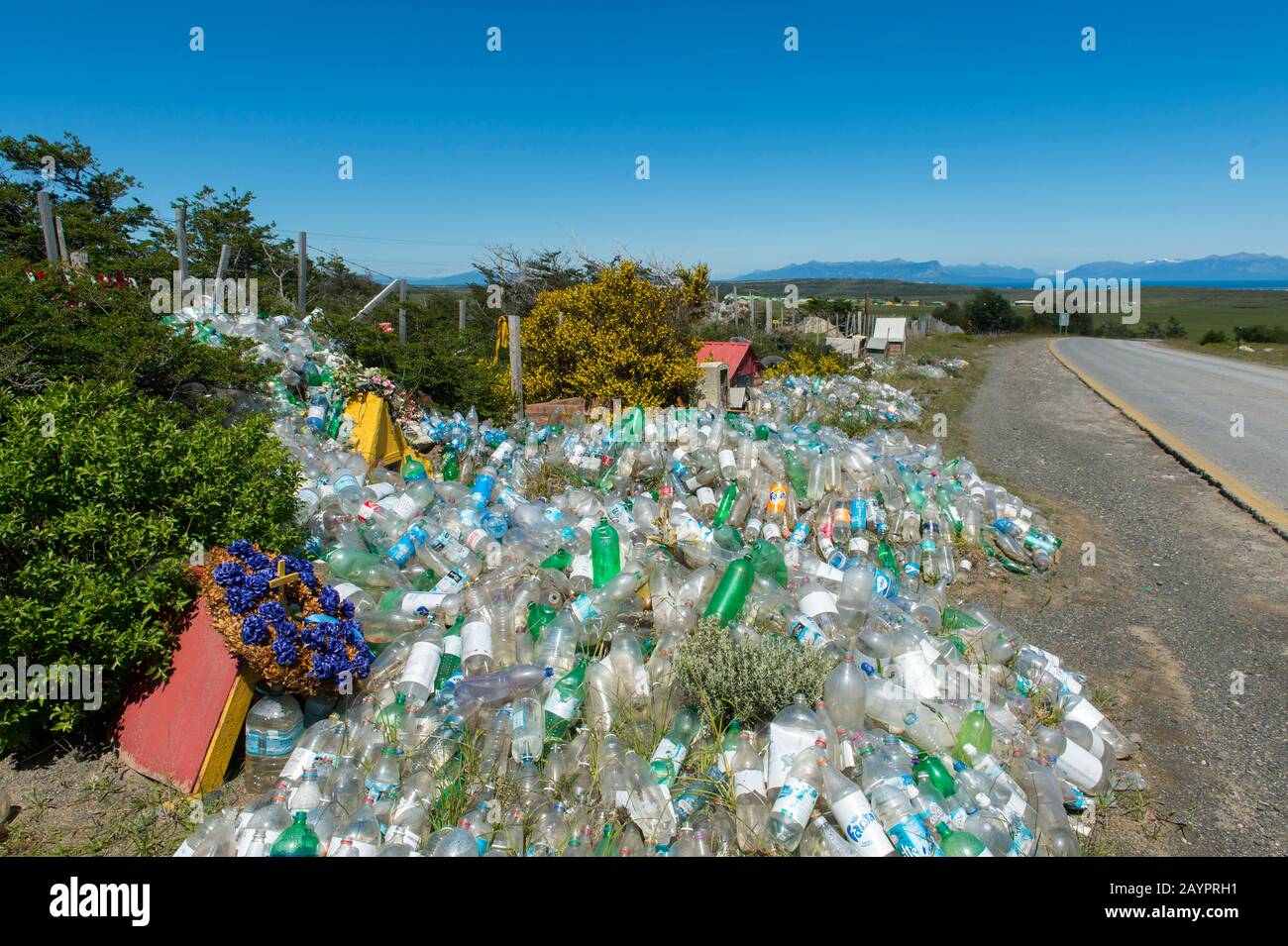 Straßenheiligtum mit Plastikflaschen in Erinnerung an eine Frau, die an Dehydrierung auf einer Straße in den Pampas nahe Puerto Natales, Südchile, starb, aber h Stockfoto