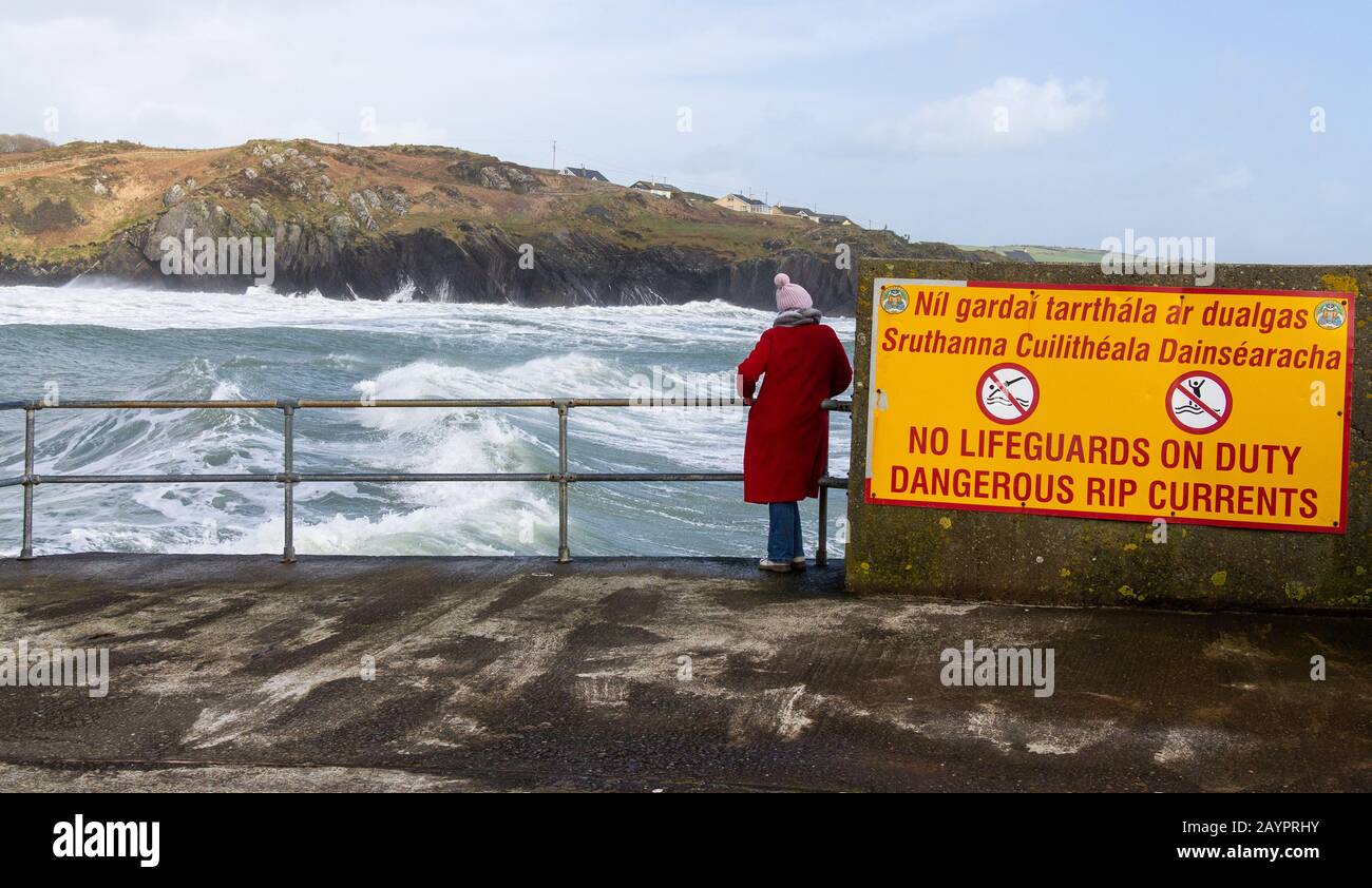 Einzelne Person, die nach einem Sturm atlantische Wellen einrollt. Stockfoto