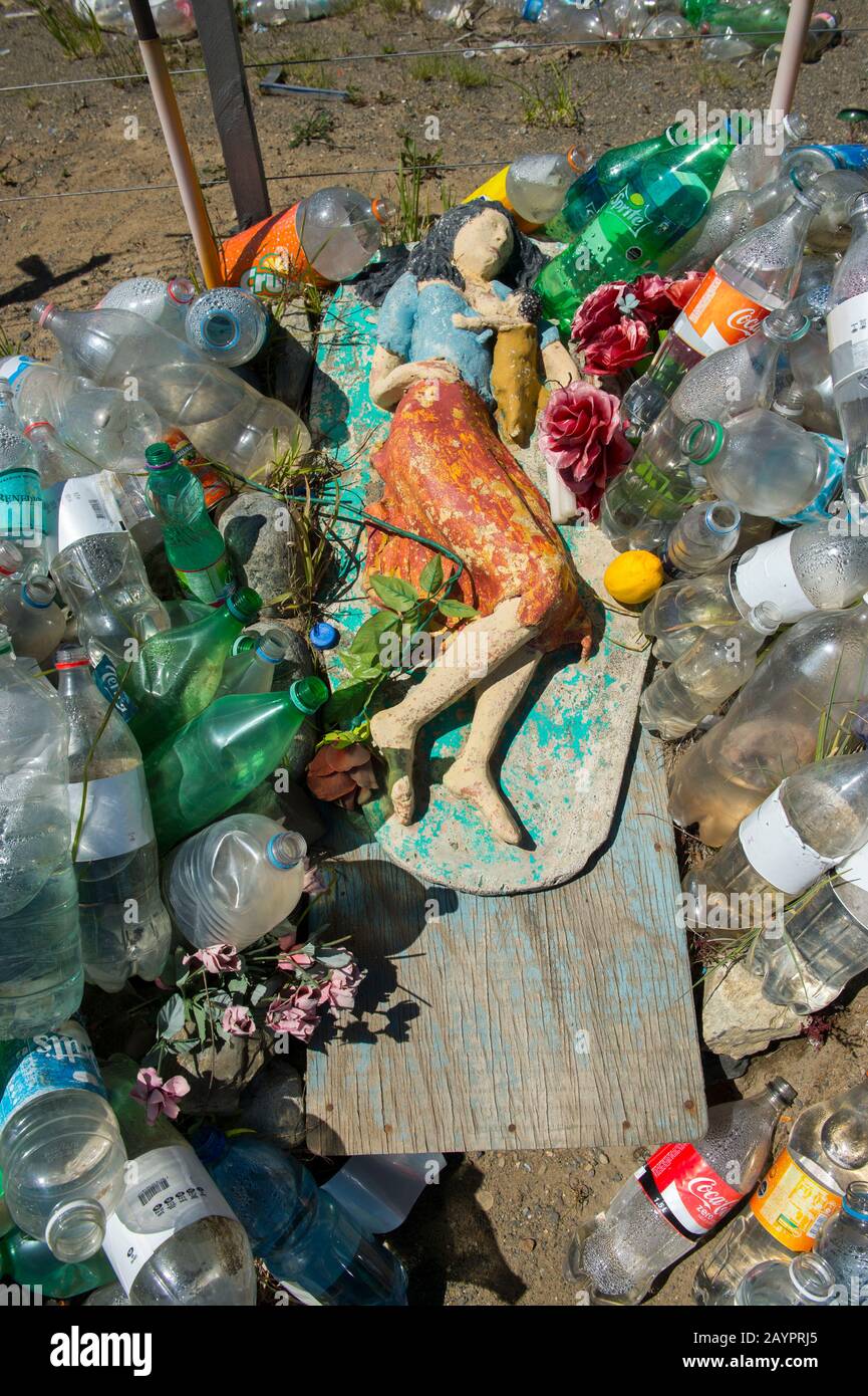 Straßenheiligtum mit Plastikflaschen in Erinnerung an eine Frau, die an Dehydrierung auf einer Straße in den Pampas nahe Puerto Natales, Südchile, starb, aber h Stockfoto