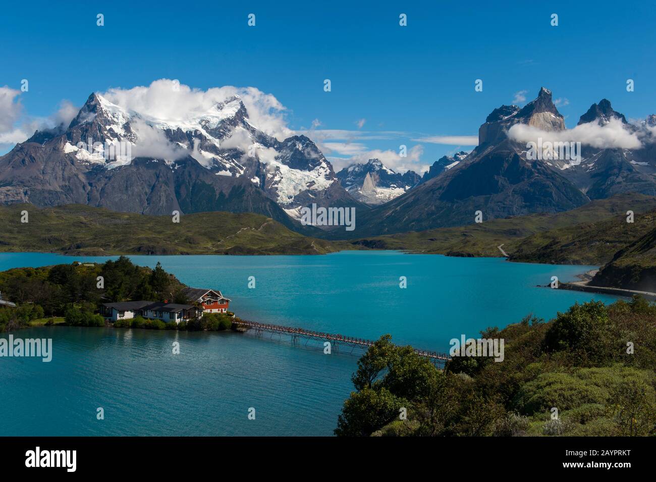 Blick auf den Paine Grande Hill und die Cuernos del Paine Mountains im Nationalpark Torres del Paine im Süden Chiles mit dem Pehoe Lake im Vordergrund. Stockfoto