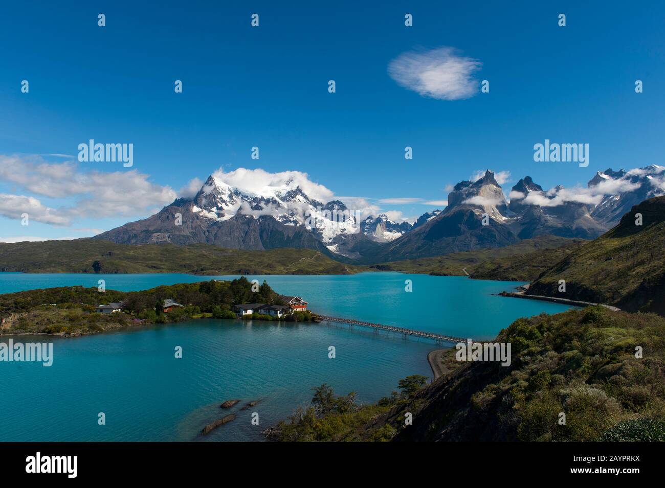 Blick auf den Paine Grande Hill und die Cuernos del Paine Mountains im Nationalpark Torres del Paine im Süden Chiles mit dem Pehoe Lake im Vordergrund. Stockfoto