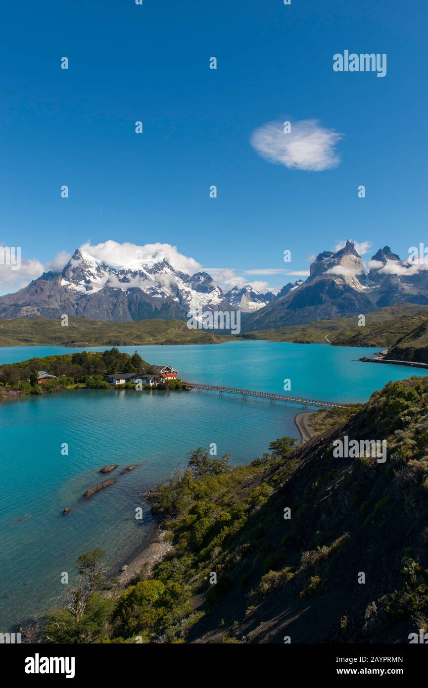 Blick auf den Paine Grande Hill und die Cuernos del Paine Mountains im Nationalpark Torres del Paine im Süden Chiles mit dem Pehoe Lake im Vordergrund. Stockfoto
