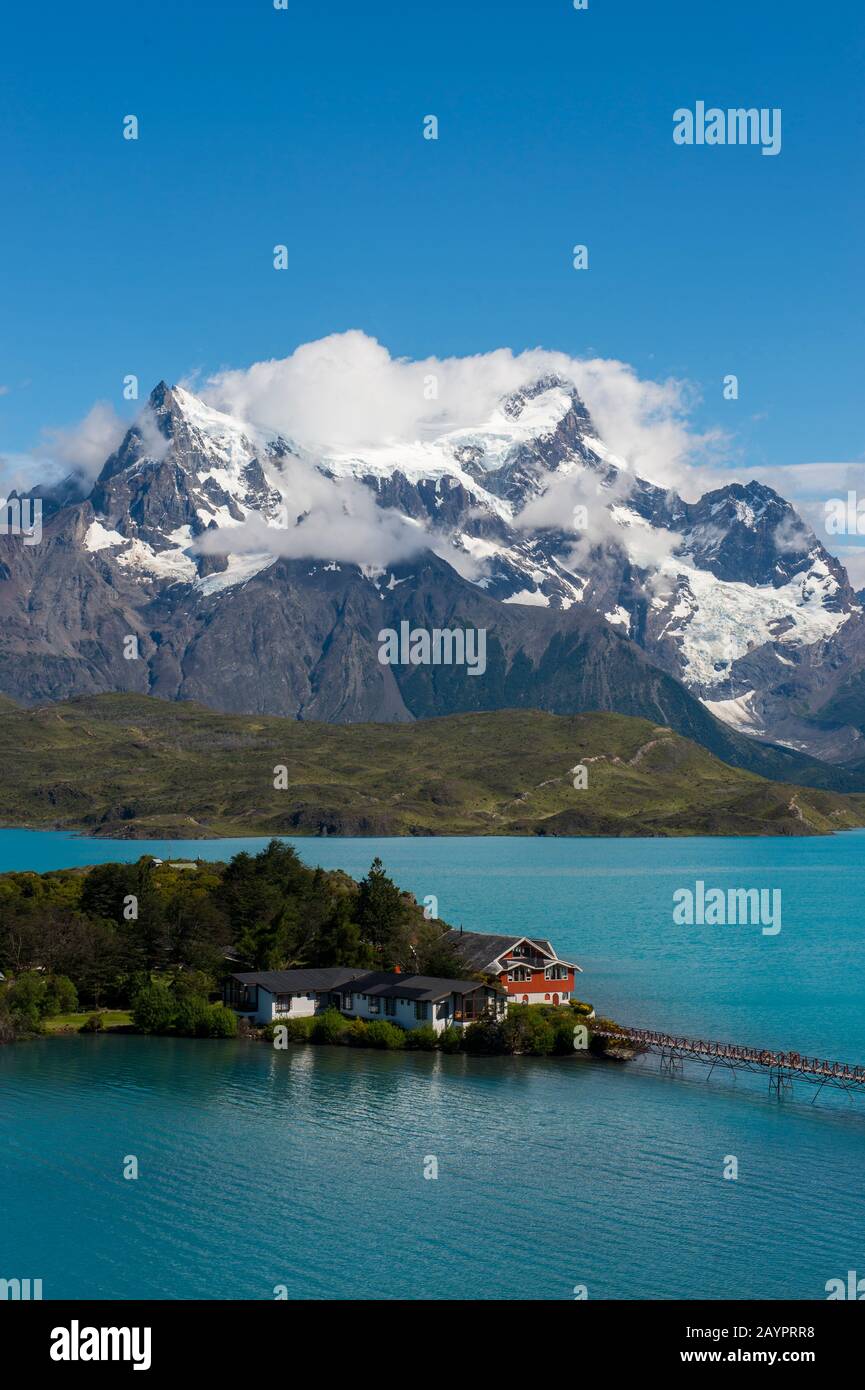 Blick auf die Berge des Paine Grande Hill im Nationalpark Torres del Paine im Süden Chiles mit dem Pehoe Lake im Vordergrund. Stockfoto