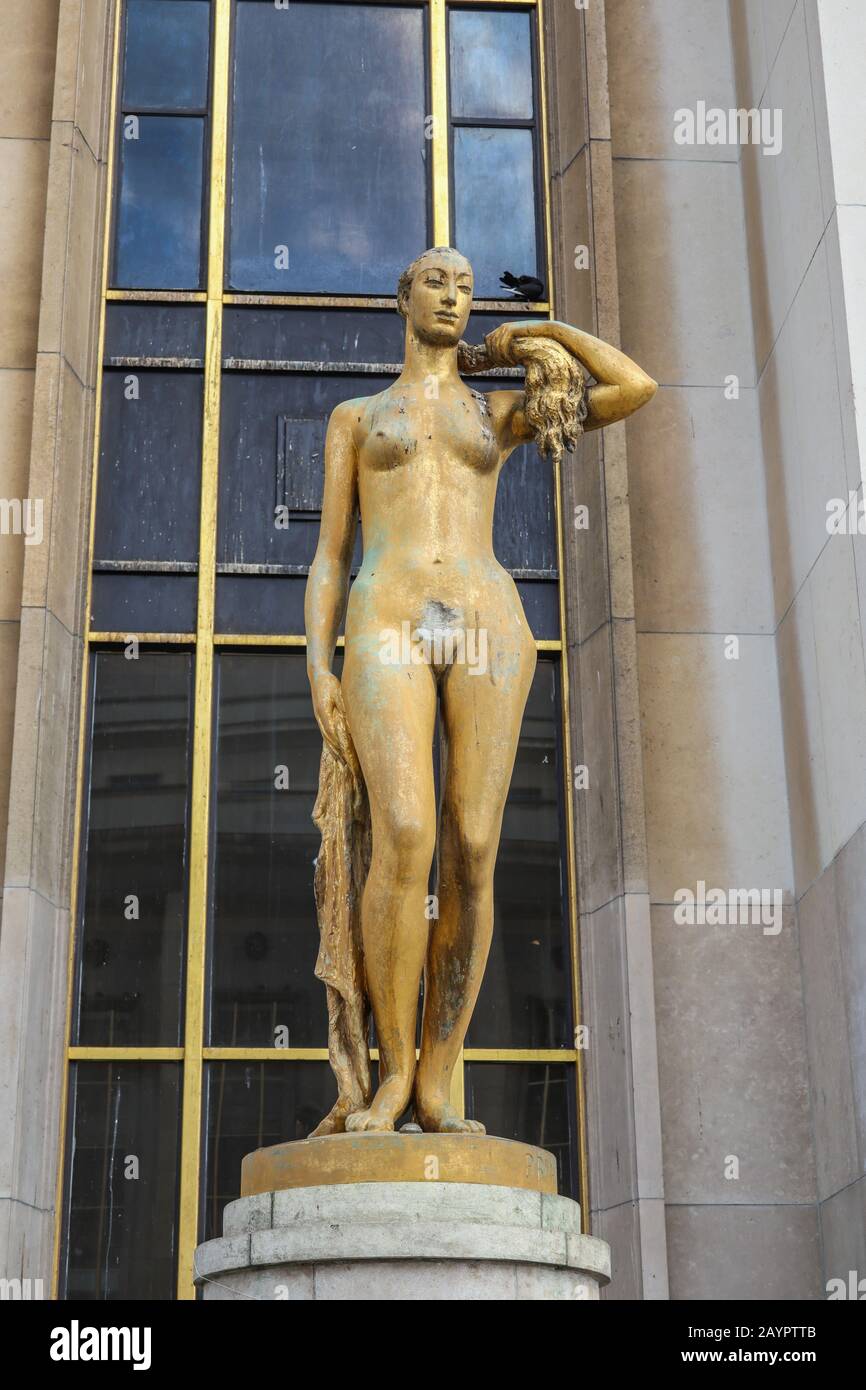Goldene Nacktfrauenstatue in Paris, Frankreich, Europa Stockfoto