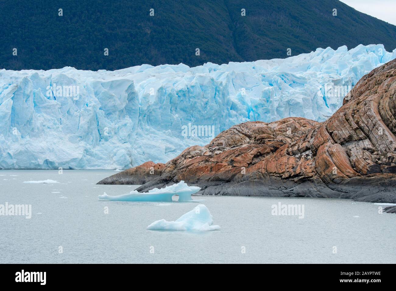 Blick auf die Felsen, die vom Eis des Perito Moreno Gletschers im Los Glaciares National Park in der Nähe von El Calafate, Argentinien, poliert wurden. Stockfoto