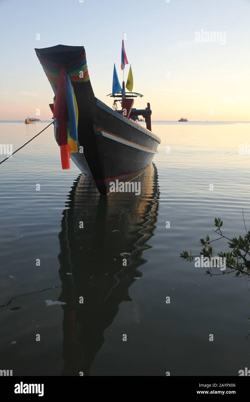 Traditionelle thailändische Fischerboot günstig in der Nähe des Strandes, der chalok Bann Kao, Koh Tao, Thailand. Stockfoto