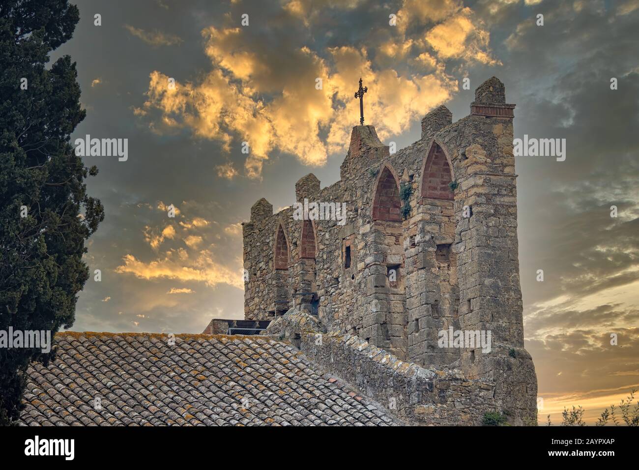 Schöne alte katholische Kirche in einem kleinen katalanischen Dorf namens Peratallada. Spanien Stockfoto