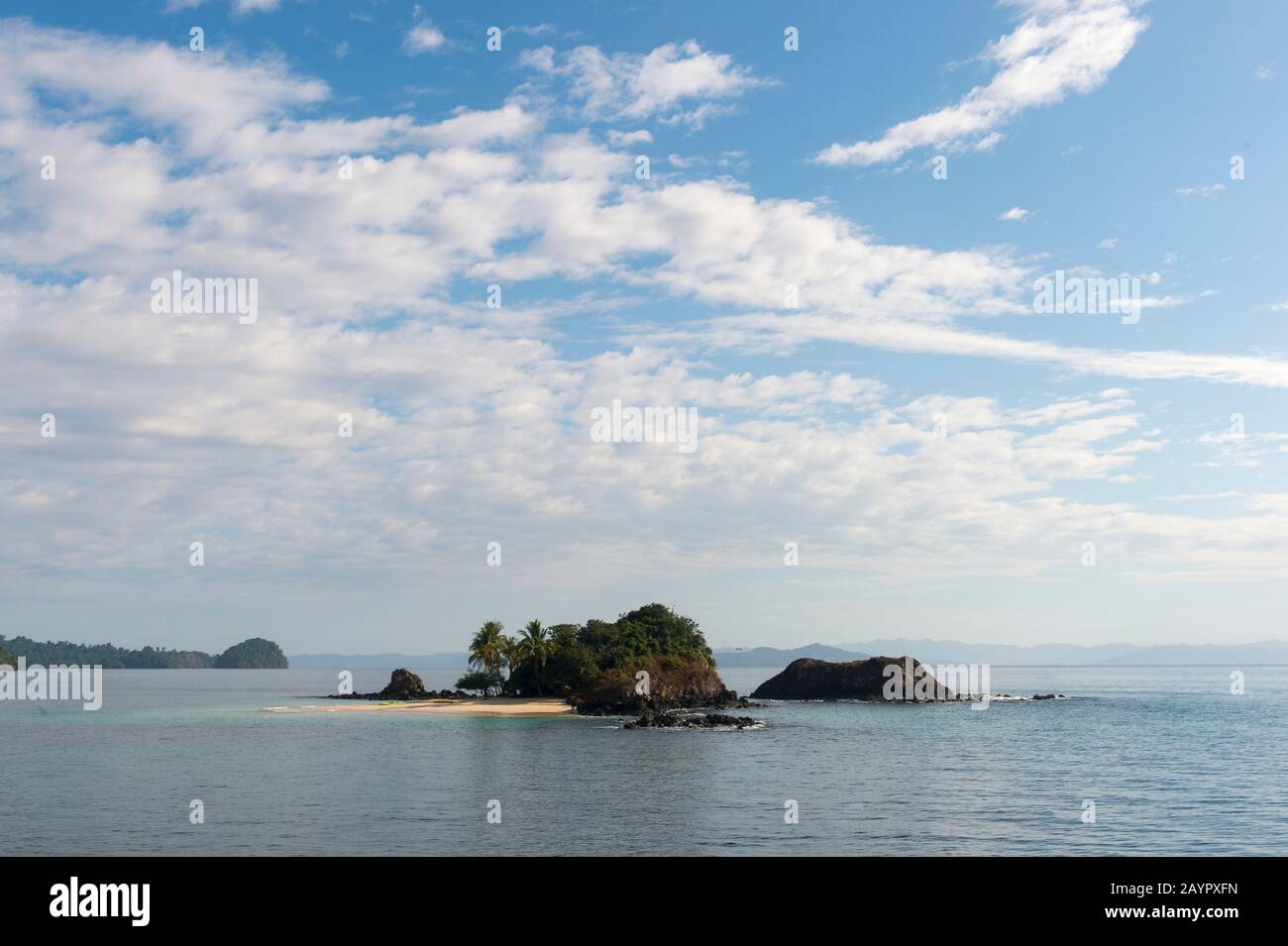 Blick auf die kleine Insel Granito de Oro im Nationalpark Coiba in Panama. Stockfoto