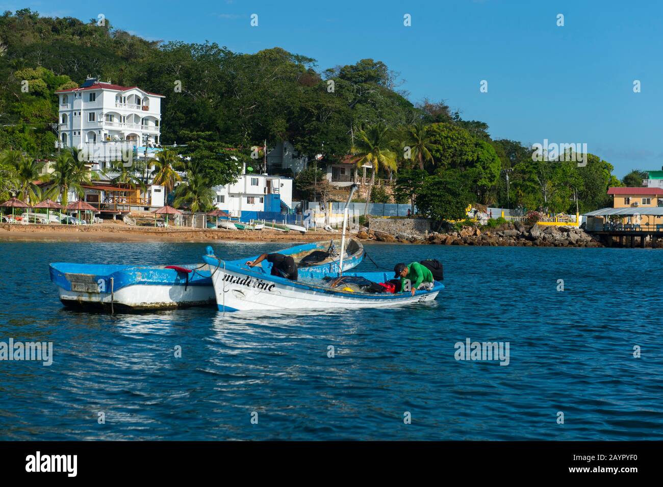 Fischerboote ankerten in einer Bucht der tropischen Insel Isla Taboga vor der Küste von Panama-Stadt, Panama. Stockfoto