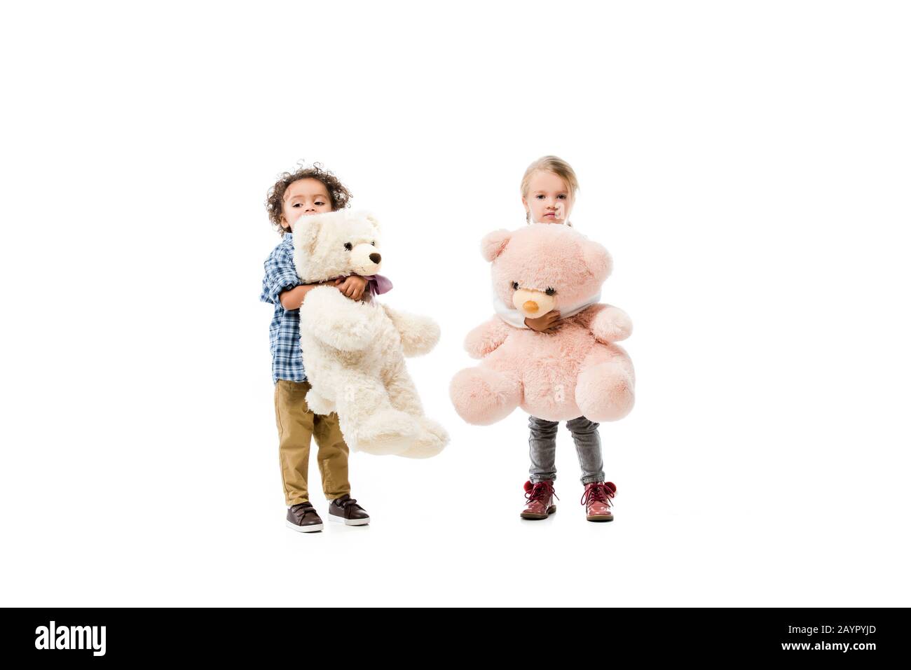 Multikulturelle Kinder mit Teddybären, isoliert auf Weiß Stockfoto