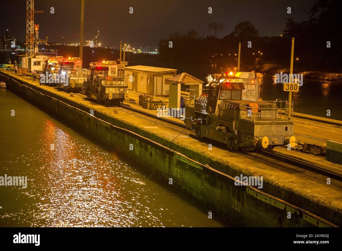 Maultierloks nachts im Panamakanal bei den Miraflores Locks in der Nähe von Panama-Stadt, Panama. Stockfoto