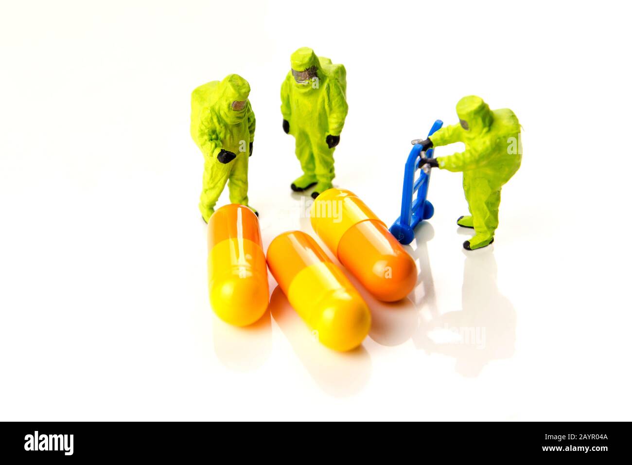 Nahaufnahme des großen Corona-Virus mit einem Team von Spezialeinsatzkräften Miniaturfiguren, die sich bei Gas- und anderen Chemieunfällen störten, so das Team pr Stockfoto