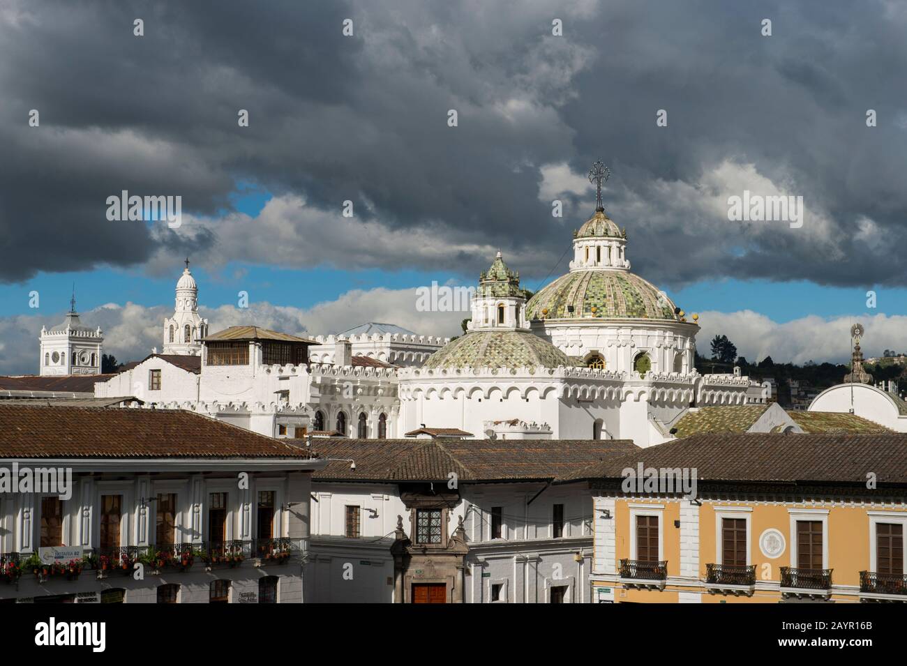 Blick von der San Francisco Plaza der Kathedrale von Quito im historischen Zentrum (UNESCO-Weltkulturerbe) der Stadt Quito, Ecuador. Stockfoto