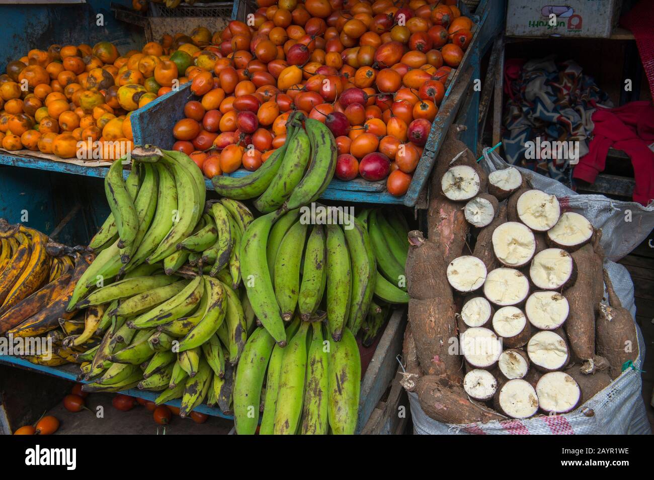 Bunte Früchte zum Verkauf auf dem lokalen Lebensmittelmarkt in der Stadt Otavalo im Hochland Ecuadors bei Quito. Stockfoto Bunte Früchte zum Verkauf auf dem lokalen Lebensmittelmarkt in der Stadt Otavalo im Hochland Ecuadors bei Quito. Stockfoto