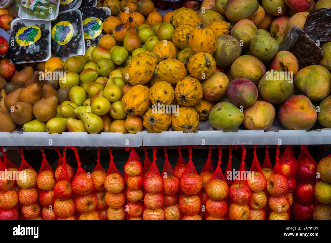 Bunte Früchte zum Verkauf auf dem lokalen Lebensmittelmarkt in der Stadt Otavalo im Hochland Ecuadors bei Quito. Stockfoto Bunte Früchte zum Verkauf auf dem lokalen Lebensmittelmarkt in der Stadt Otavalo im Hochland Ecuadors bei Quito. Stockfoto