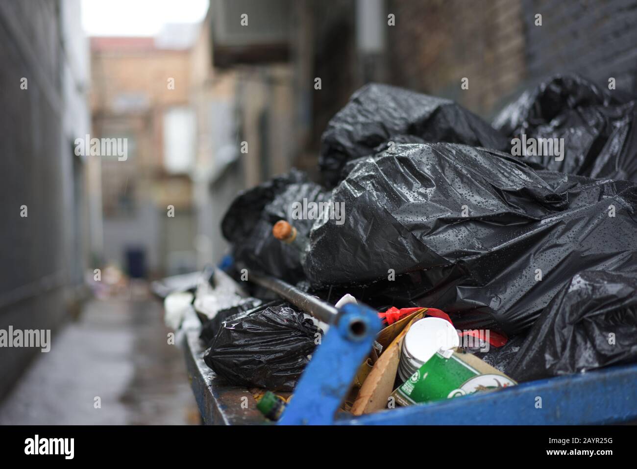Überströmte City Trash Dose in einer Schmutzigen Gasse Stockfoto