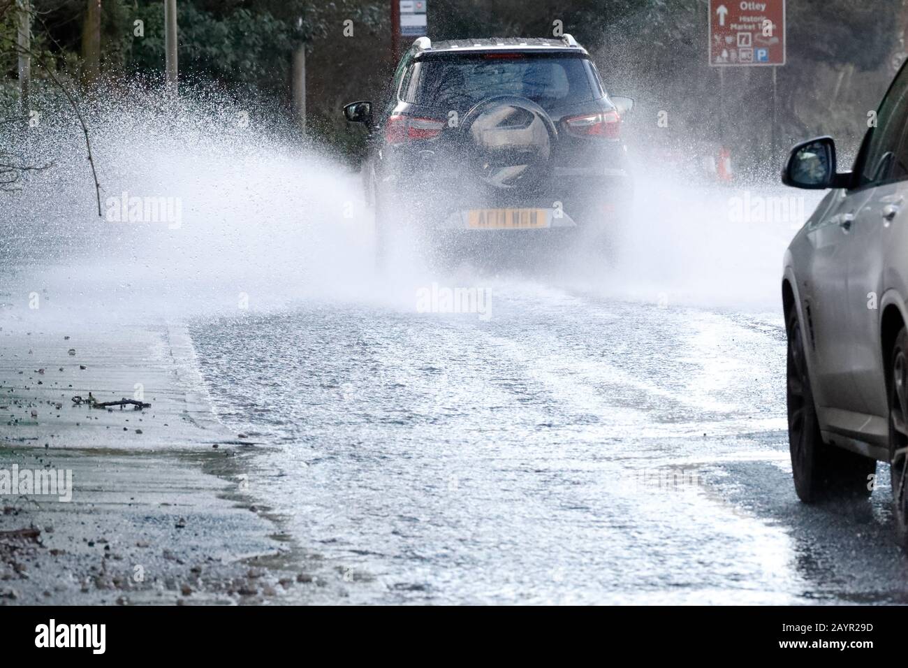 Schlechte Fahrbedingungen auf der Leeds Road, Otley, West Yorkshire aufgrund von Regenfällen während des Sturms Ciara Stockfoto