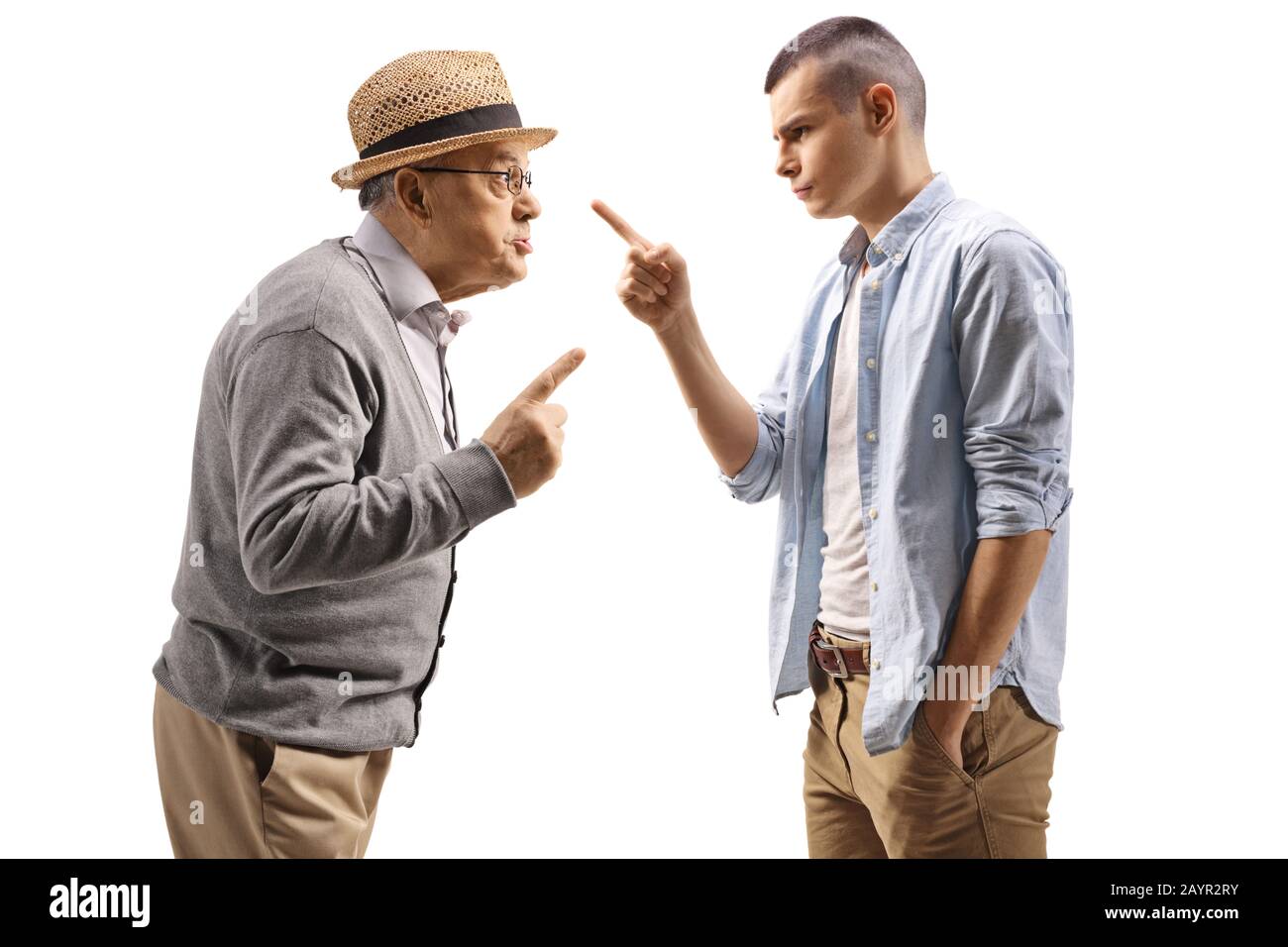 Junger und älterer Mann, der ein Argument hat, das auf weißem Hintergrund isoliert ist Stockfoto