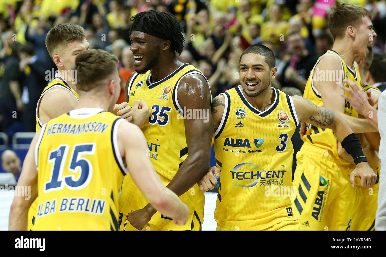 Berlin, Deutschland. Februar 2020. Basketball: BBL Cup, Alba Berlin - EWE Baskets Oldenburg, Finale, Mercedes Benz Arena. Spieler der ALBA Berlin jubeln nach dem Sieg. Kredit: Andreas Gora / dpa / Alamy Live News Stockfoto