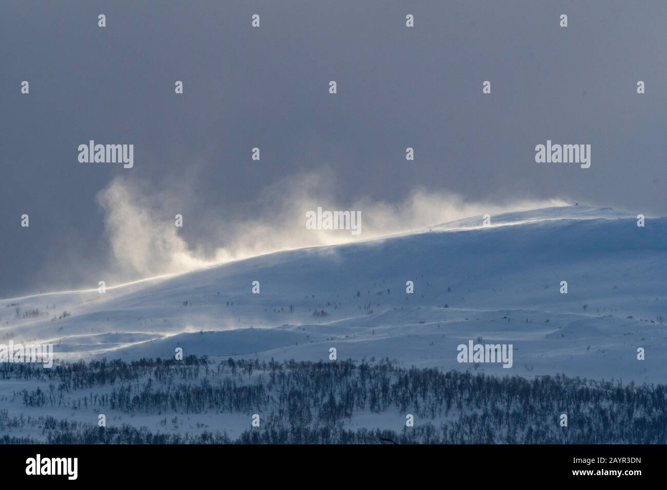 Schneeverwehungen in den Bergen Norways, Norwegen, Troms Stockfoto