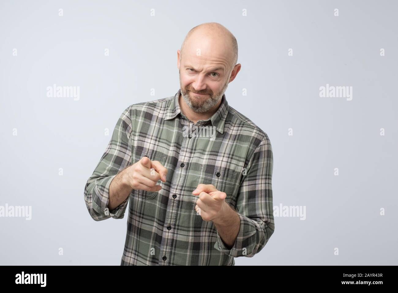 Wütend attraktiver reifer Mann, der einen Finger auf dich zeigt. Ich beschuldige Sie bei all meinen Problemen. Studio gedreht Stockfoto