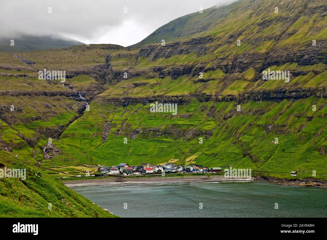 Das kleine Dorf Tjoernuvik an der Küste des Nordatlantiks, der Färöer, Streymoy Stockfoto