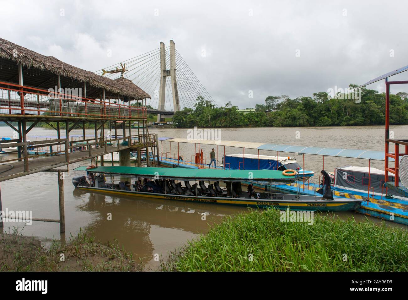 Das Bootsanlegestelle mit Touristenbooten am Rio Napo in Coca, Ecuador. Stockfoto