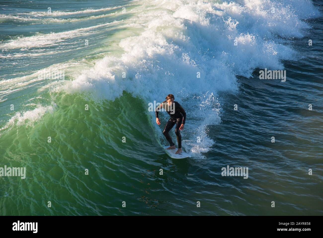 Pismo Beach, Kalifornien - 25. Januar 2019: Die Menschen üben Surfen im schönen Pismo Beach in Kalifornien Stockfoto