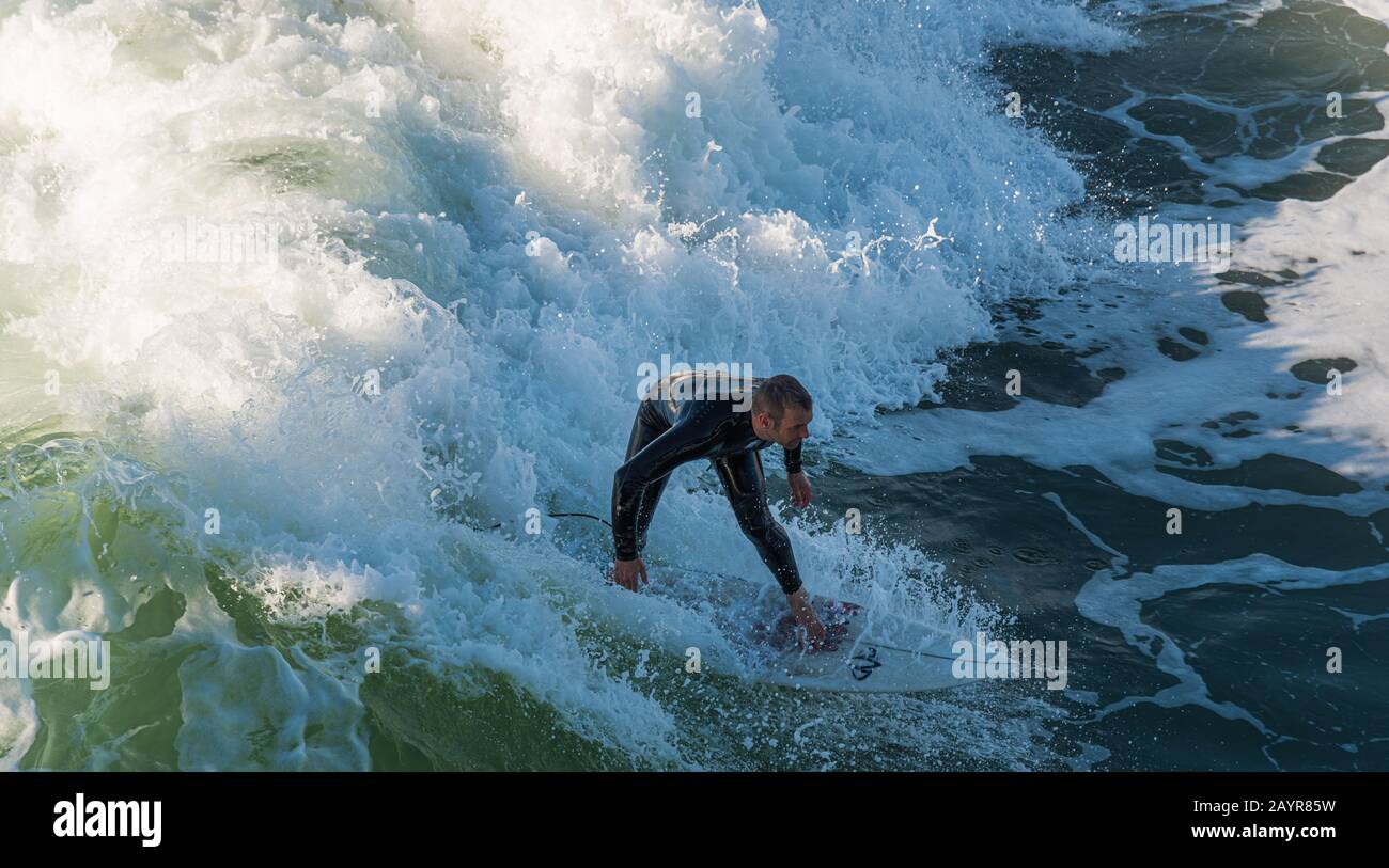 Pismo Beach, Kalifornien - 25. Januar 2019: Die Menschen üben Surfen im schönen Pismo Beach in Kalifornien Stockfoto