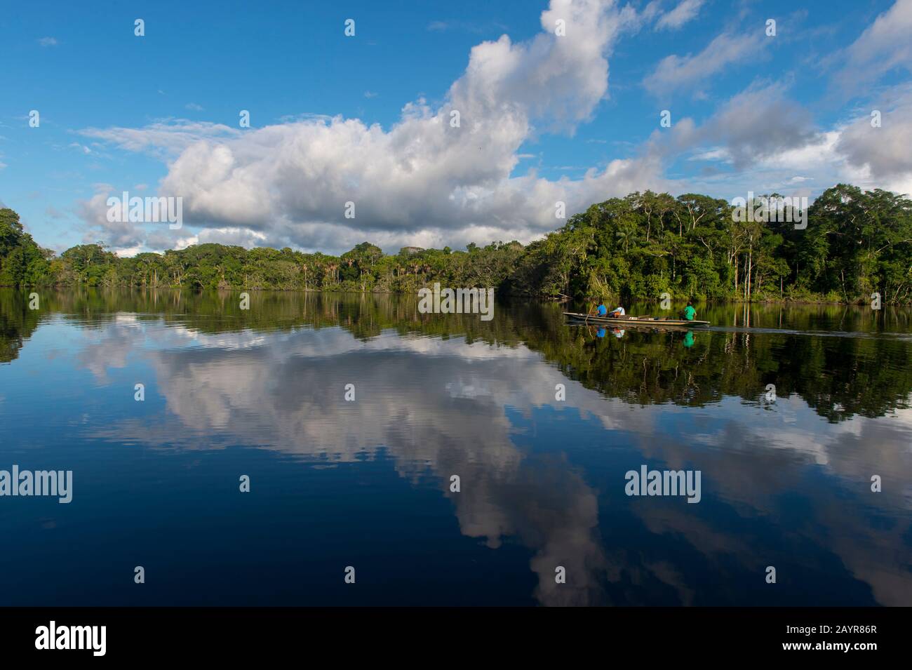 Menschen in einem Kanu auf dem Garzacocha-See im Regenwald der La Selva Lodge in der Nähe von Coca, Ecuador. Stockfoto