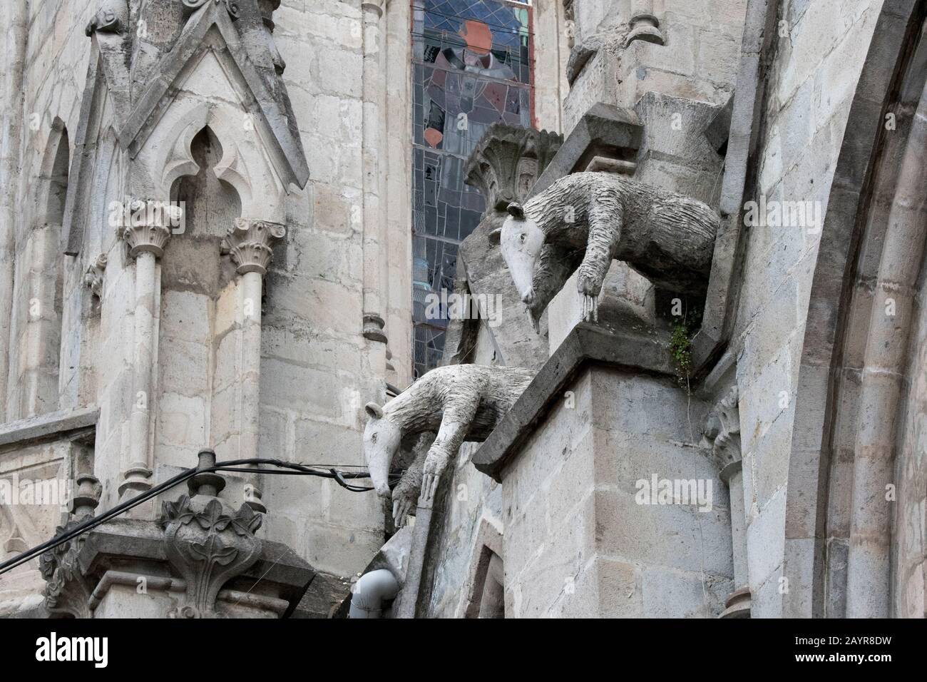 Armadillo Wasserspeier schmücken die Basilika des nationalen Gelübdes, eine in der Altstadt von Quito, Ecuador, gelegene Römisch-Katholische Kirche. Stockfoto