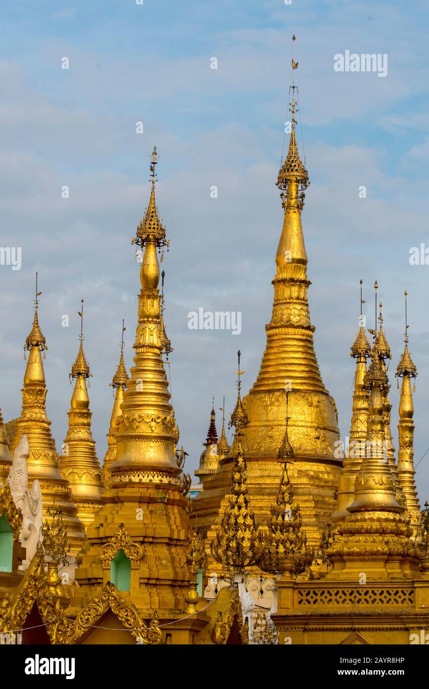 Blick auf goldene Stupas auf die 2.500 Jahre alte Shwedagon Pagode in Yangon (Rangun), der größten Stadt Myanmars. Stockfoto