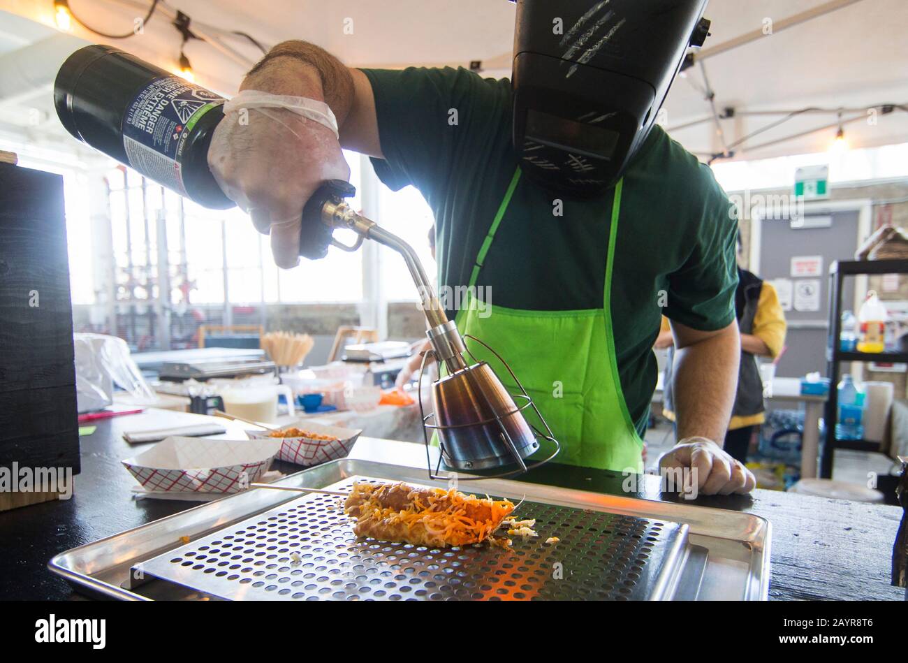 Toronto, Kanada. Februar 2020. Ein Anbieter macht während des Mac and Cheese Festivals 2020 in Mississauga, Kanada, am 16. Februar 2020 "Cheesy Knoblauch Mac". Als eines der größten Festivals dieser Art in Nordamerika fand hier von Freitag bis Sonntag das dreitägige Festival mit über 40 einzigartigen Kreationen statt. Credit: Zou Zheng/Xinhua/Alamy Live News Stockfoto