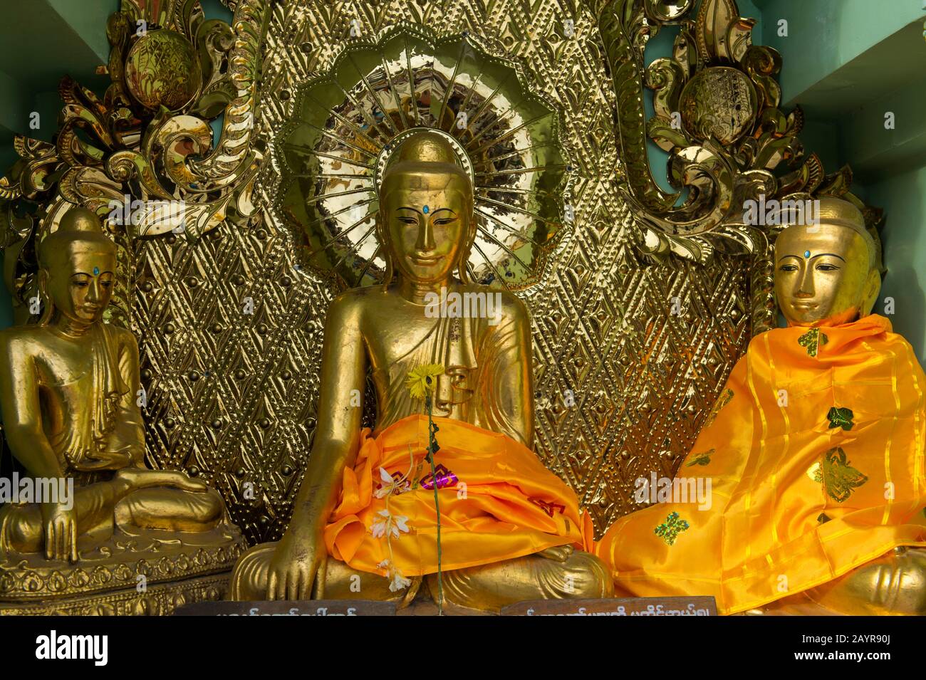 Buddha-Statuen in einem der Tempel der 2.500 Jahre alten Shwedagon-Pagode in Yangon (Rangun), der größten Stadt Myanmars. Stockfoto