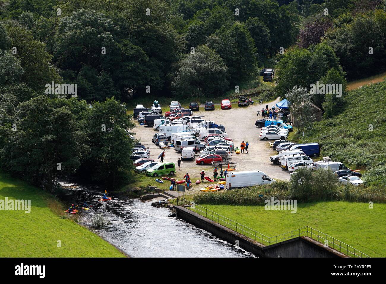 Kanu- und Kajakfahren auf dem Fluss Washburn North Yorkshire Stockfoto