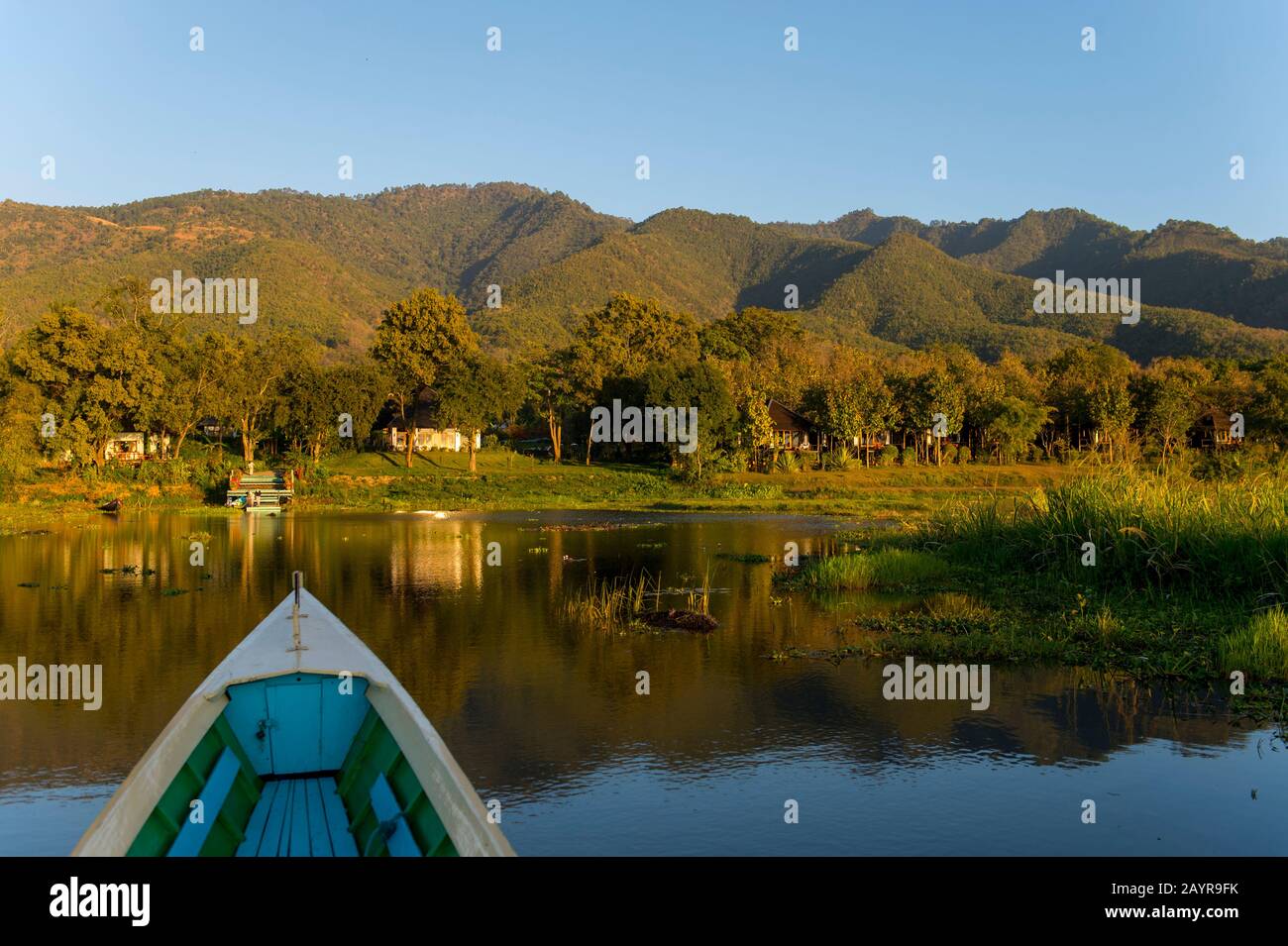 Blick auf die am See gelegenen Bungalows im Villa Inle Resort and Spa am Inle Lake, Myanmar. Stockfoto