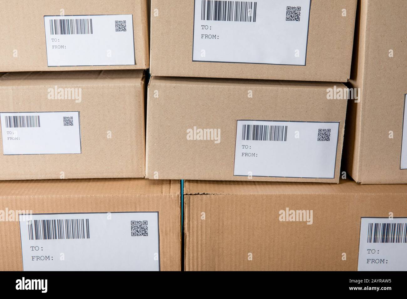 Gestapelte Kartons mit Barcodes und qr-Codes auf Karten Stockfoto