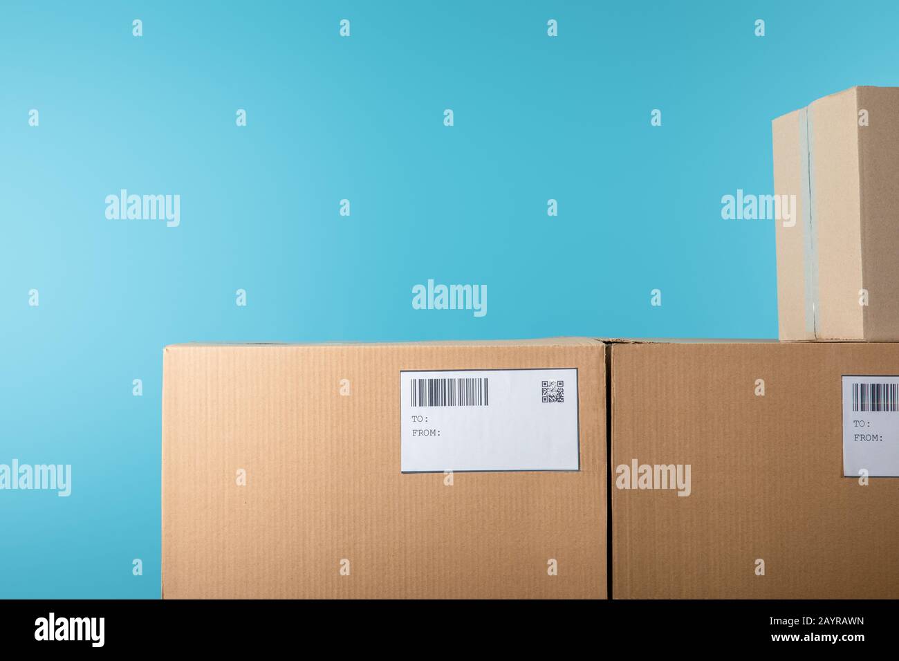 Karten mit qr-Code und Barcodes auf Pappkartons isoliert auf Blau Stockfoto