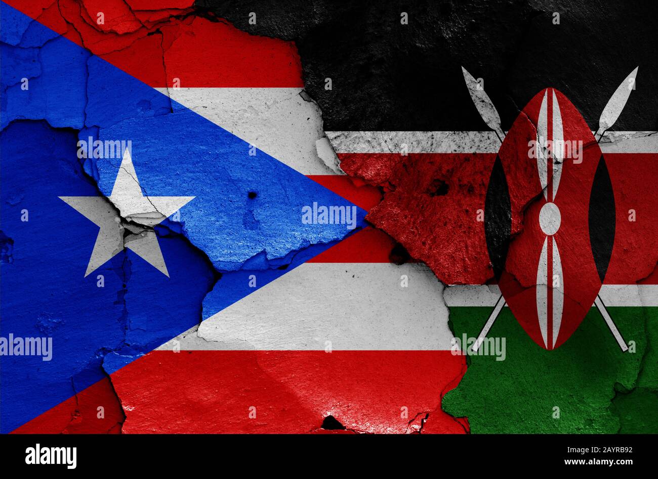 Flaggen von Puerto Rico und Kenia auf gerissene Wand gemalt Stockfoto