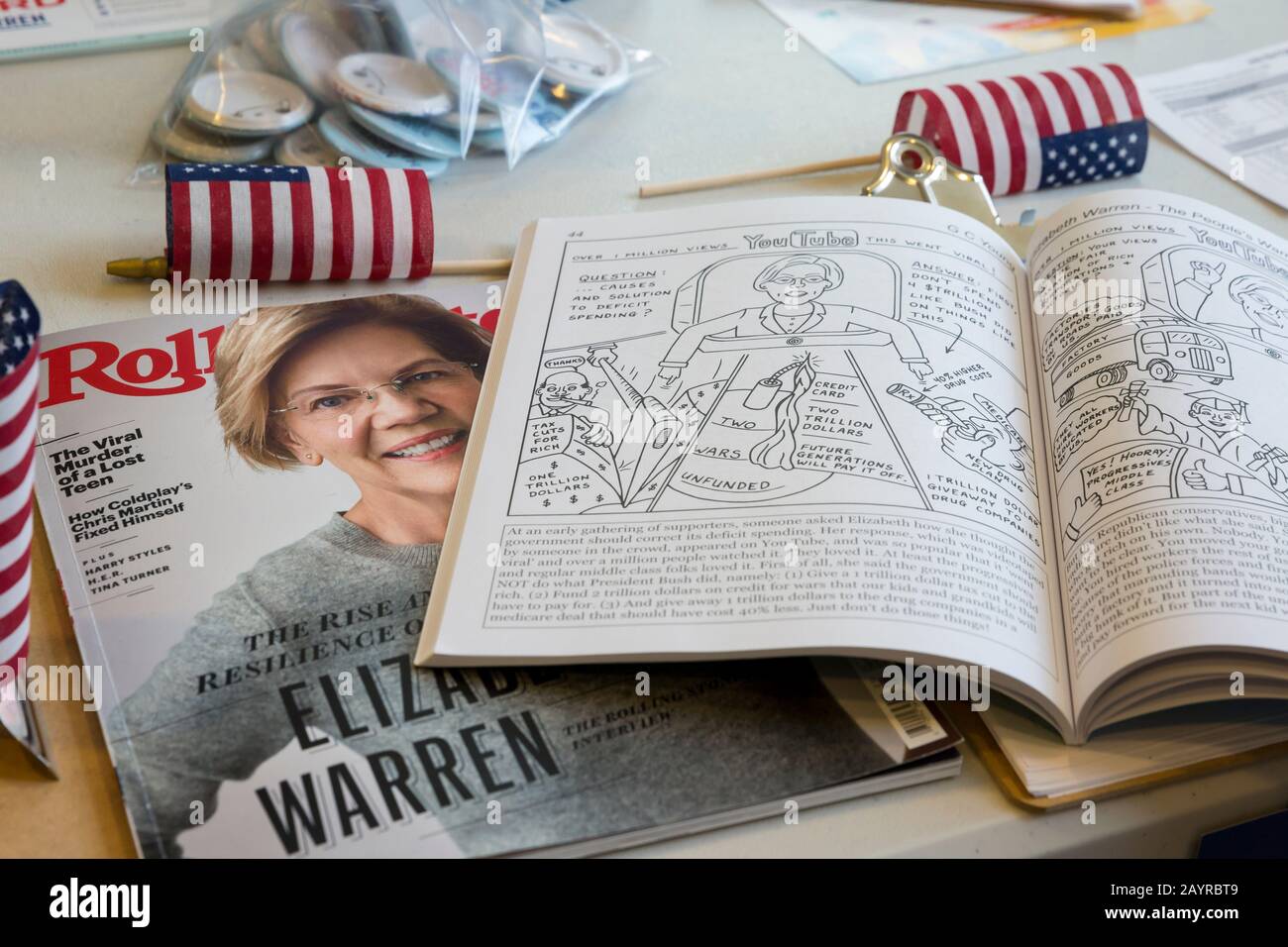 Ein Stapel Bücher und Zeitschriften füllen den Registrierungstisch in Elizabeth Warrens Kampagnenbüro in Seattle in Lower Queen Anne am Sonntag, 16. Februar 2020. Open ist G C Youngs selbstveröffentlichtes politisches Malbuch "Elizabeth Warren the People's Warrior". Stockfoto