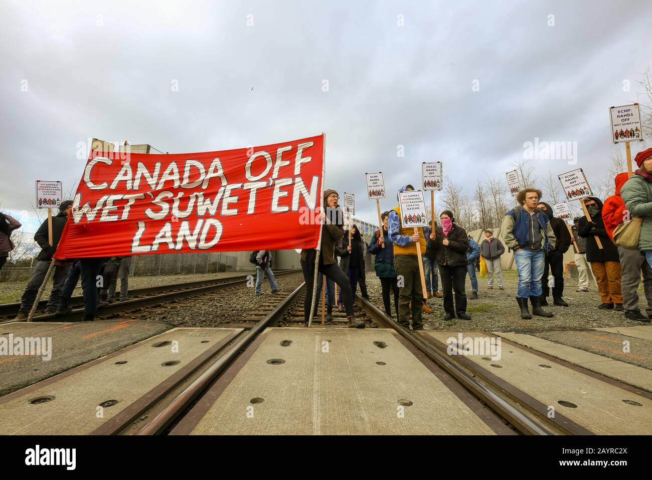 Demonstranten blockieren eine Güter- und Personenbahnstrecke durch Seattle, während sie die Nasse "sweet's"-Straße "en First People" unterstützen Stockfoto