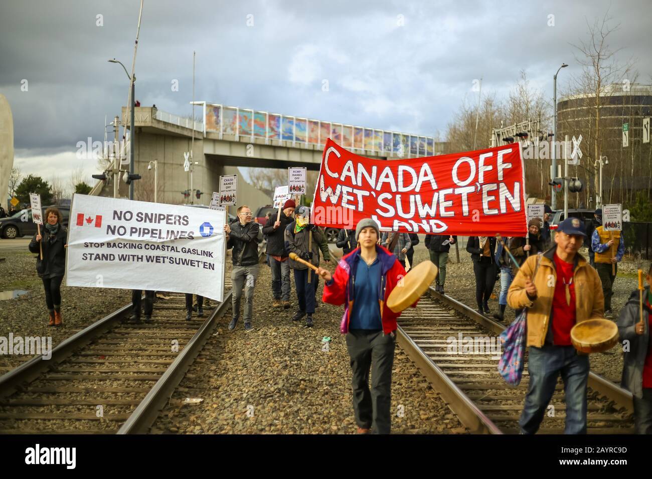 Demonstranten blockieren eine Güter- und Personenbahnstrecke durch Seattle, während sie die Nasse "sweet's"-Straße "en First People" unterstützen Stockfoto