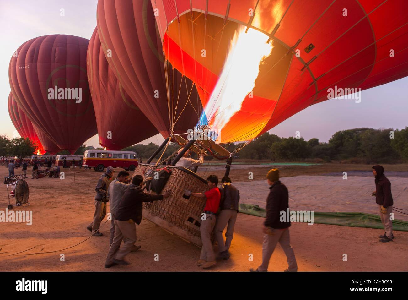 Heißluftballons werden am frühen Morgen vorbereitet, um über Bagan, Myanmar zu fliegen. Stockfoto