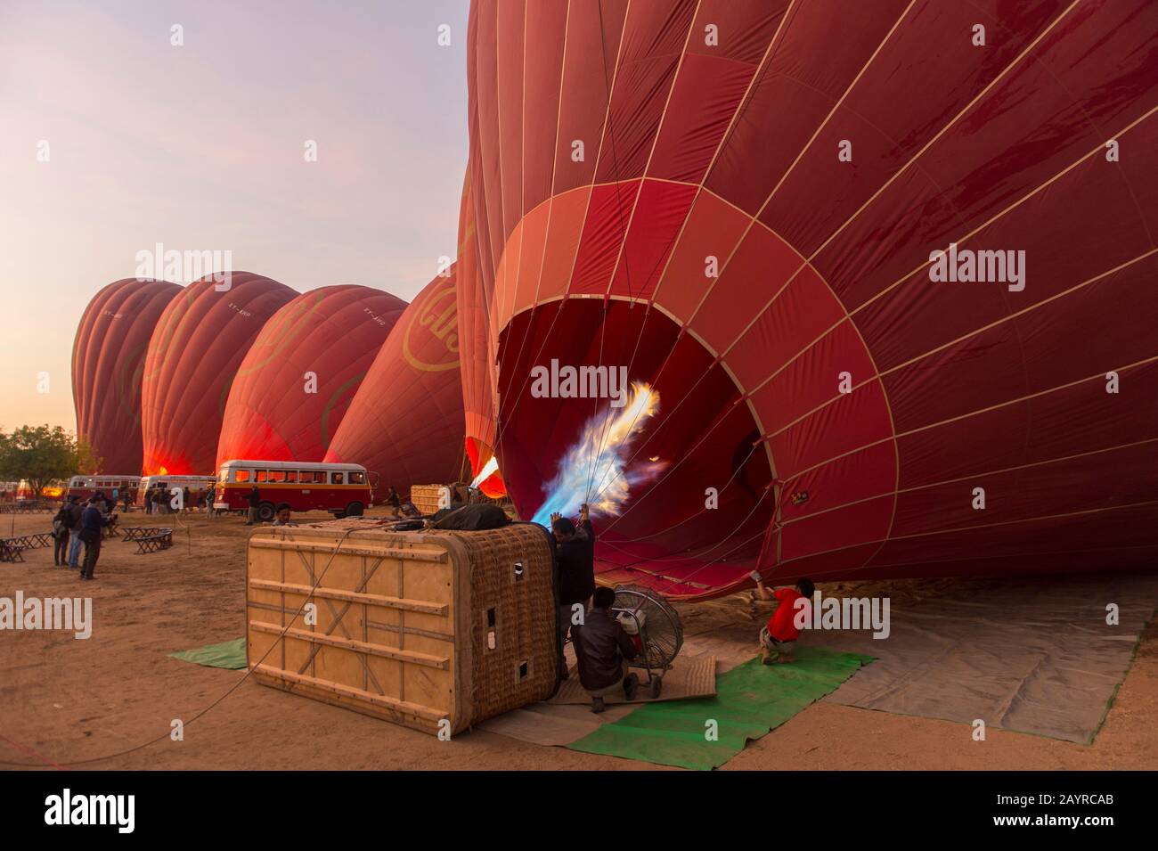 Heißluftballons werden am frühen Morgen vorbereitet, um über Bagan, Myanmar zu fliegen. Stockfoto
