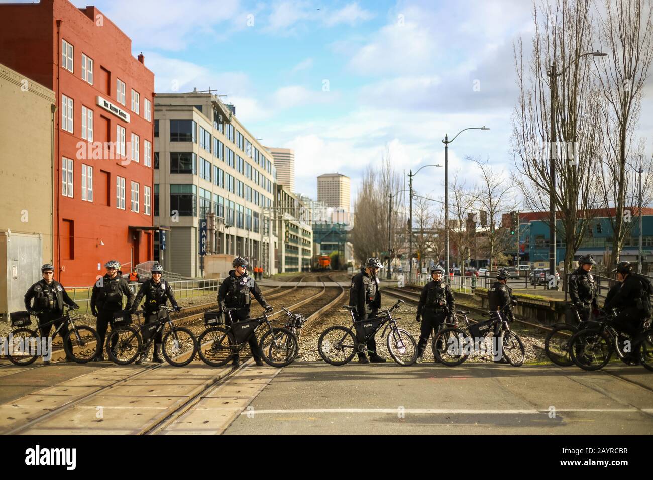 Seattle - 16. FEBRUAR: Die Polizei von Seattle versammelte sich, um Demonstranten zu kontrollieren, die den Eisenbahnverkehr durch Seattle blockierten. Demonstranten waren zur Unterstützung da Stockfoto