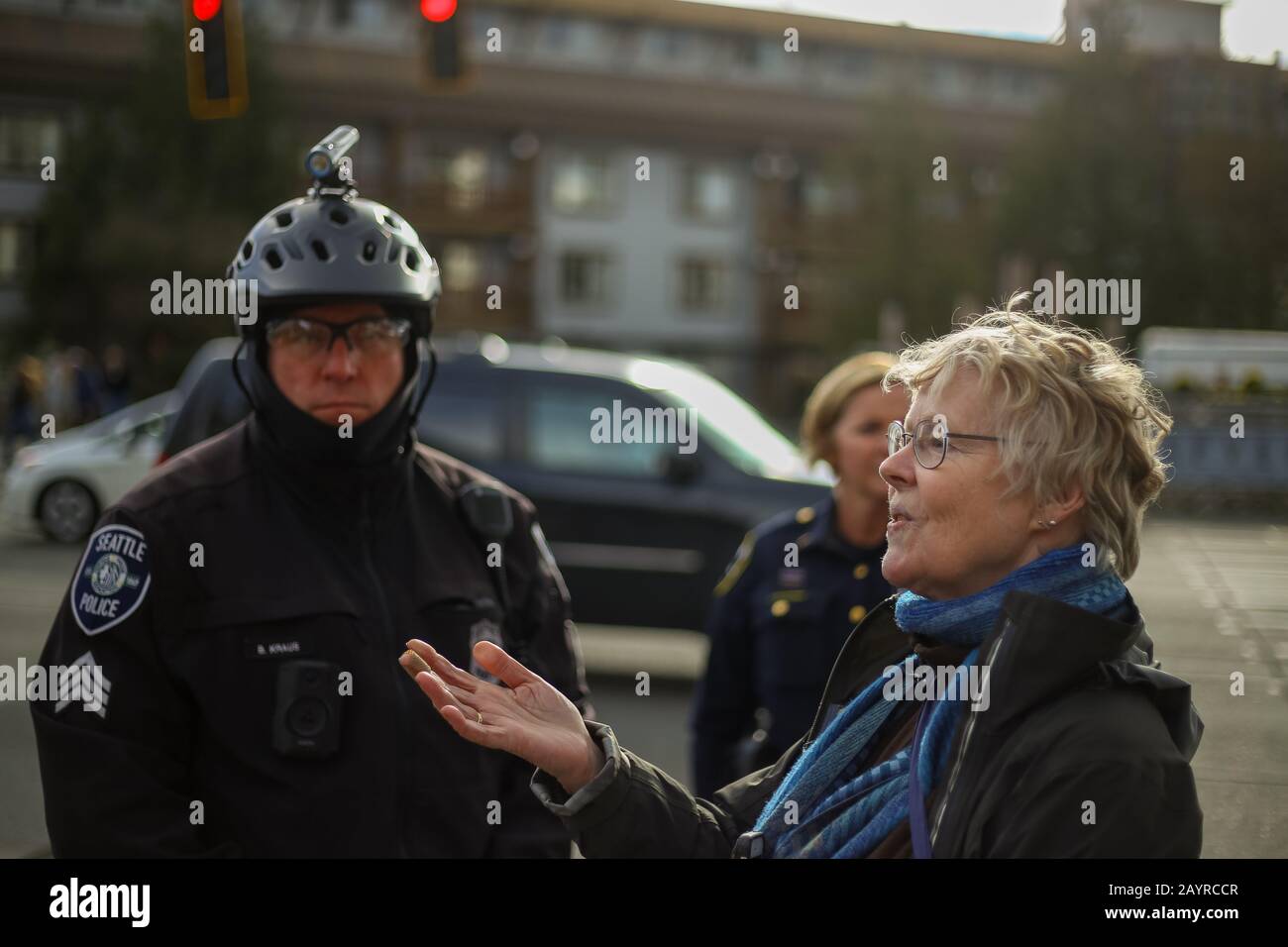 Seattle - 16. FEBRUAR: Die Polizei von Seattle spricht mit dem Anführer einer Gruppe von Demonstranten, die eine Güter- und Personenbahnstrecke durch Seattle blockieren. Stockfoto